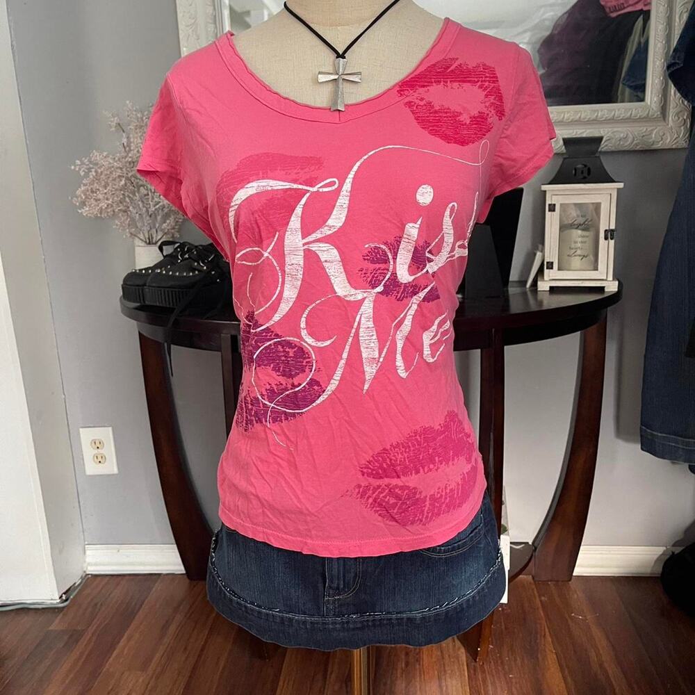 Y2k kiss me baby tee